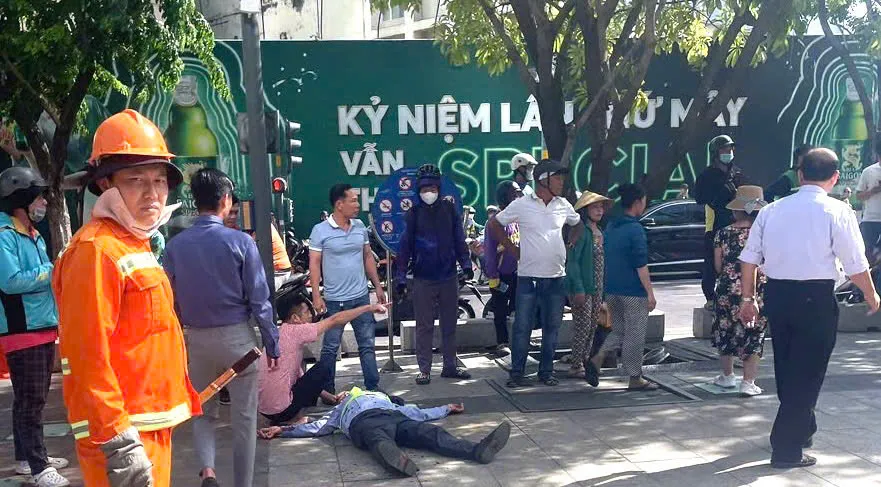 Nam bảo vệ ở phố đi bộ Nguyễn Huệ (TP.HCM) bị đánh vào đầu, bất tỉnh tại hiện trường sau khi nhắc nhở đôi nam nữ đưa chó vào phố đi bộ. Ảnh: HT nuoi-thu-cung.png