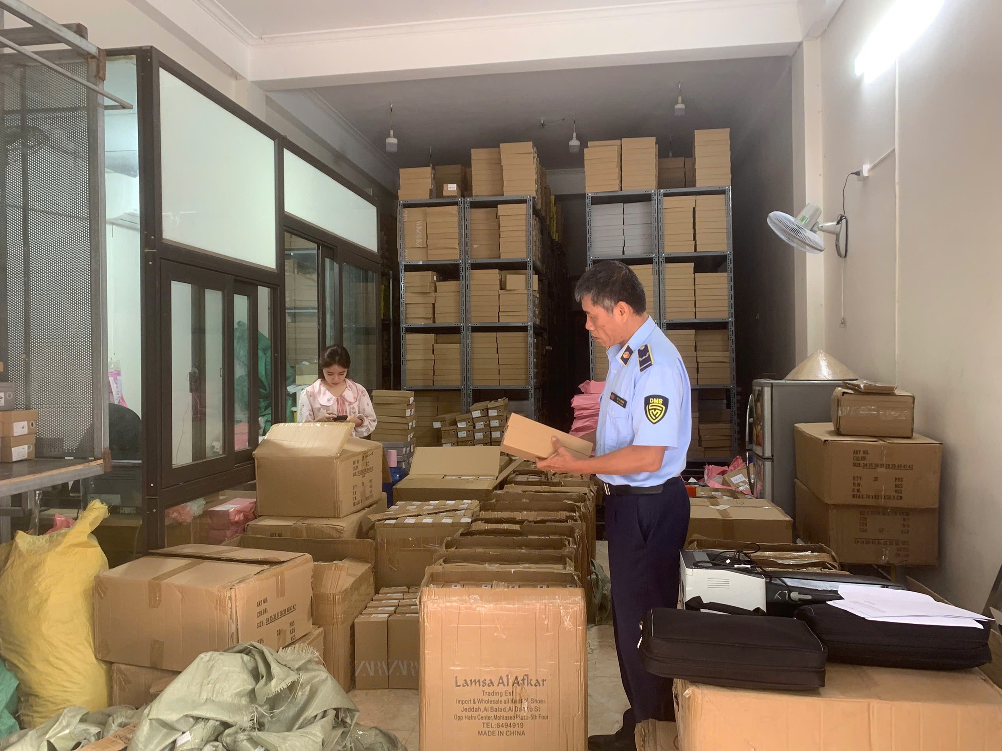 Hà Nội: Thu giữ hơn 7.000 sản phẩm nghi giả nhãn hiệu ZARA- Ảnh 1.