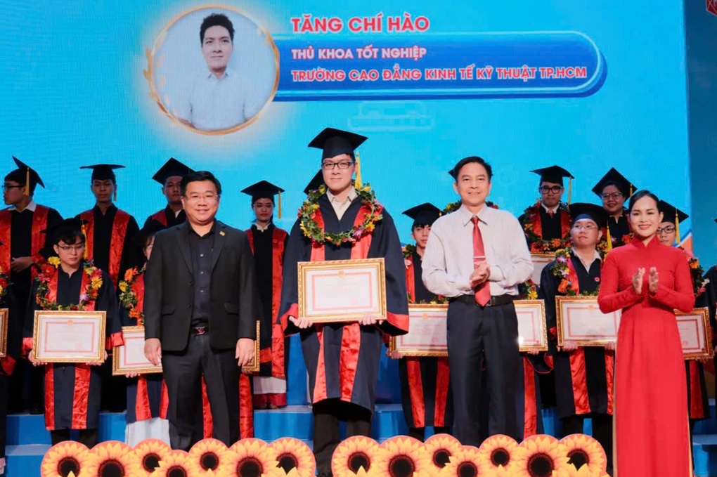 Thủ khoa GPA 4.0 áp lực khi… bước ra khỏi giảng đường - 1