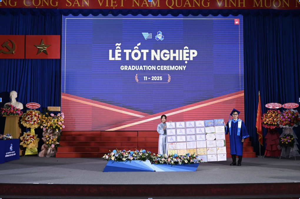 Thủ khoa khoe kho báu trên sân khấu lễ tốt nghiệp từng đi học ở 8 nước - 1
