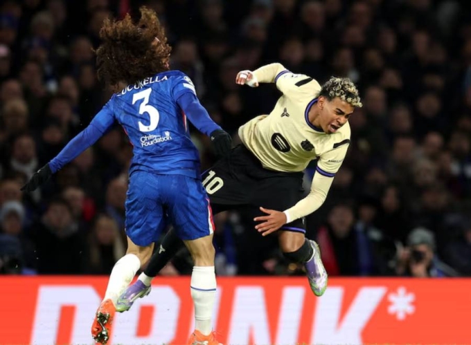 Cucurella (trái) chặn đứng Yamal trong trận Chelsea 3-0 Barca ở lượt thứ năm vòng bảng Champions League tối 25/11. Ảnh: AS