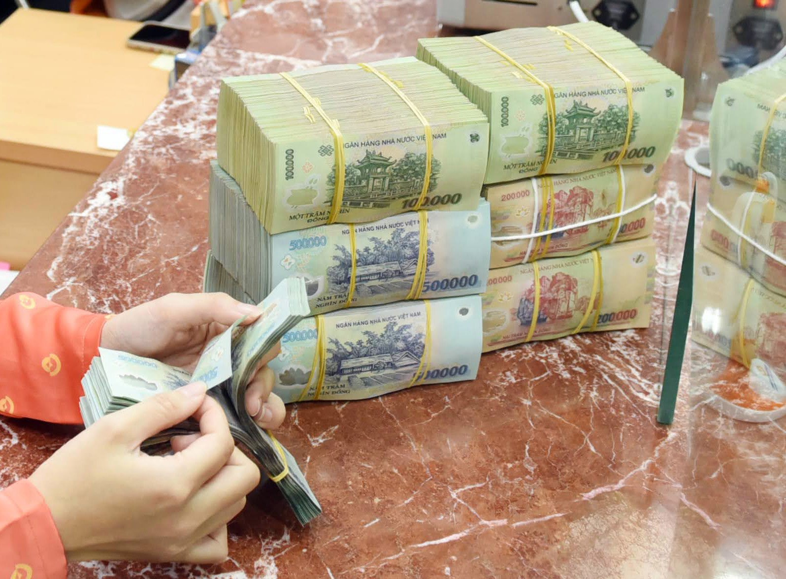 Thu ngân sách nhà nước tháng 10 tăng mạnh , đạt hơn 451 . 000 Tỉ đồng Trong năm 2025 - Ảnh 1. Thu ngân sách nhà nước tháng 10 tăng mạnh , đạt hơn 451 . 000 Tỉ đồng Trong năm 2025 - Ảnh 1.