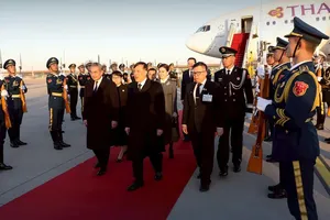 CHÙM ẢNH: Nhà vua Thái Lan tới Bắc Kinh, bắt đầu chuyến thăm lịch sử dài 5 ngày