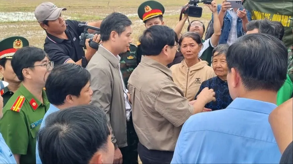 Thủ tướng Chính phủ Phạm Minh Chính động viên bà con vùng lũ Đắk Lắk. Ảnh: T.T phạm minh chính 111.jpg