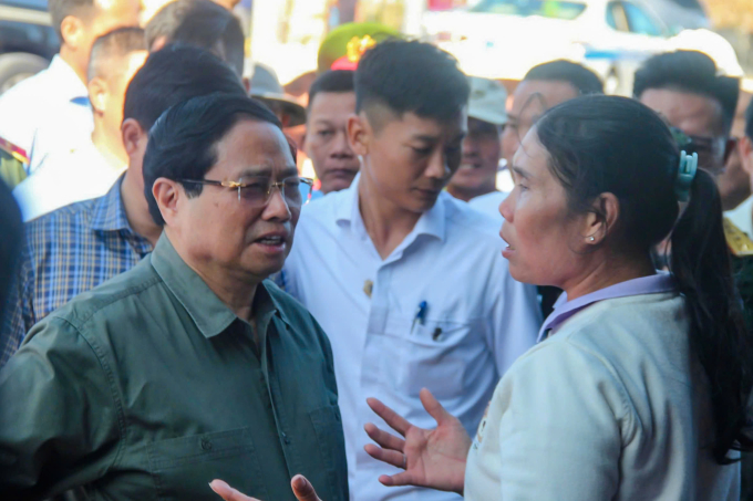 Thủ tướng hỏi thăm người dân xã Đề Gi, sáng 13/11. Ảnh: Trần Hóa