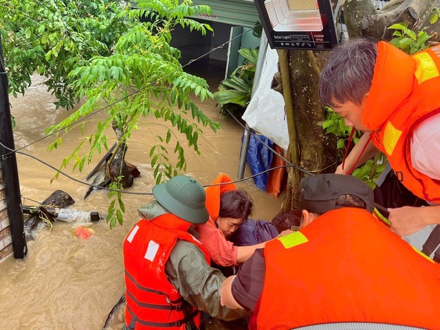 Thủ tướng chỉ đạo khẩn trương chi trả bảo hiểm cho người dân bị ảnh hưởng lũ lụt - Ảnh 1.