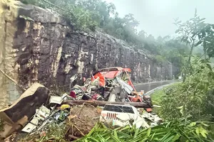 Thủ tướng yêu cầu khẩn trương đưa các nạn nhân bị kẹt ra khỏi khu vực sạt lở đèo Khánh Lê