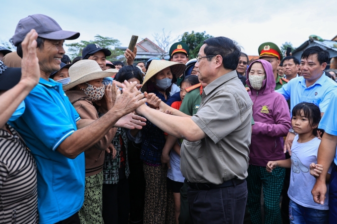 Thủ tướng Phạm Minh Chính thăm, động viên bà con nhân dân thôn Phú Thứ, xã Tây Hòa - Ảnh: VGP/Nhật Bắc