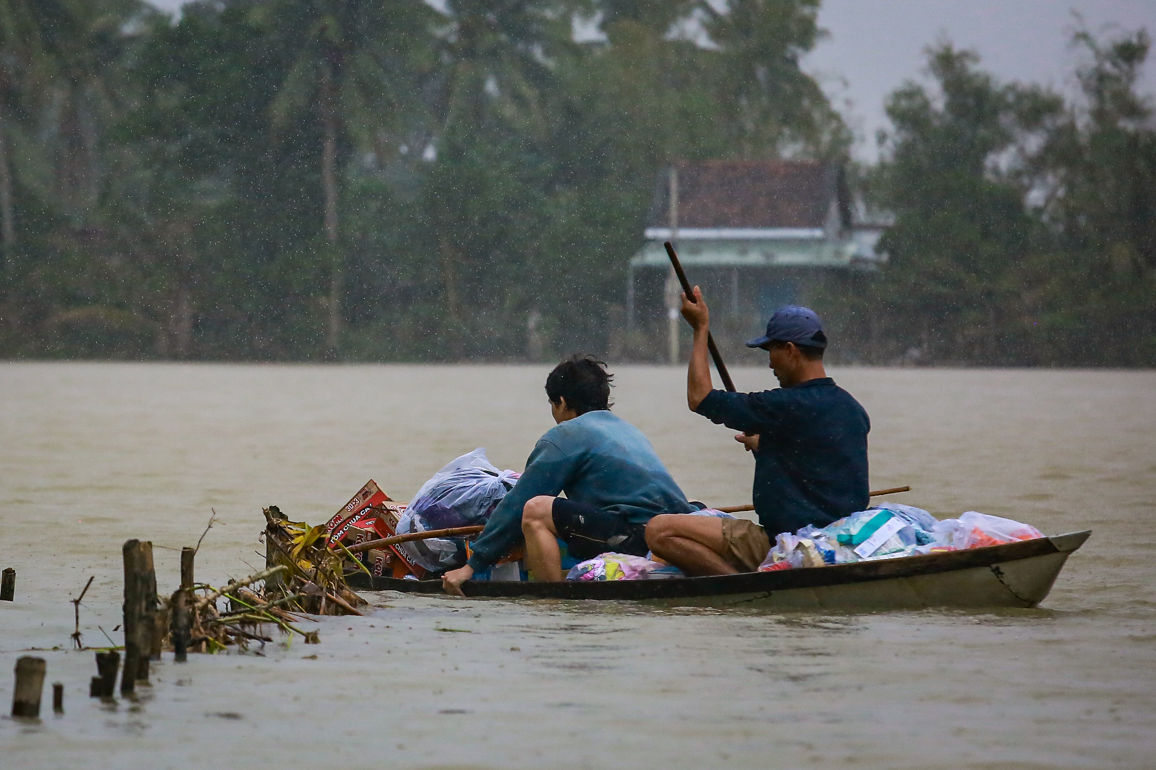 Thủ tướng yêu cầu đánh giá nguyên nhân ngập lụt, rà soát việc vận hành hồ thủy điện 1 thủ tướng - Ảnh 1.