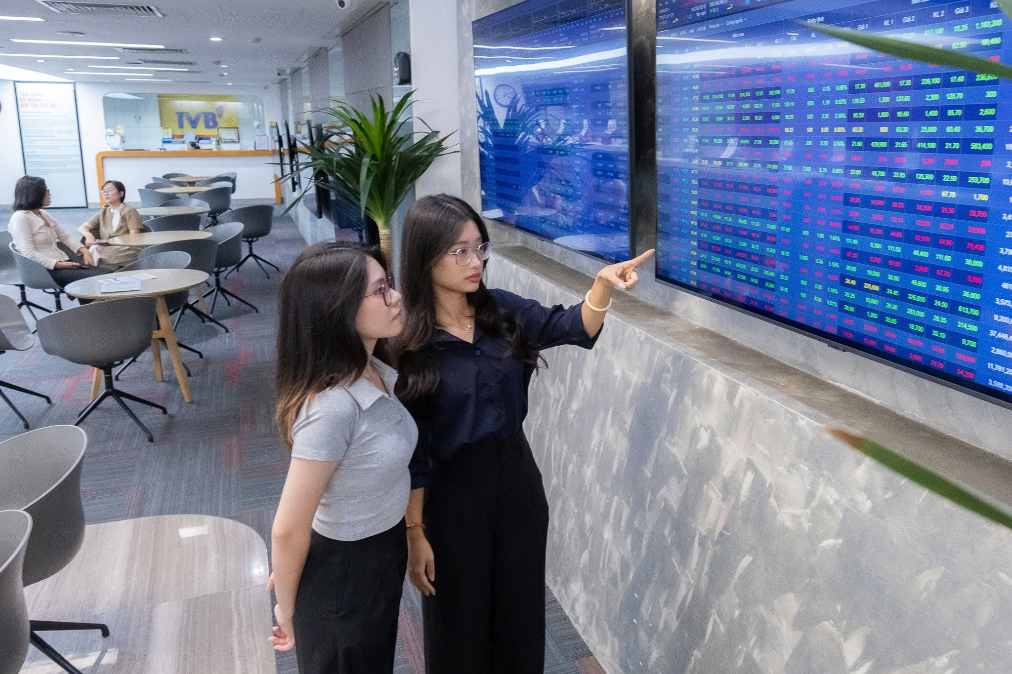 Thúc đẩy nhiều sản phẩm mới, tăng tỉ trọng nhà đầu tư tổ chức trên thị trường chứng khoán 1 chứng khoán - Ảnh 1.