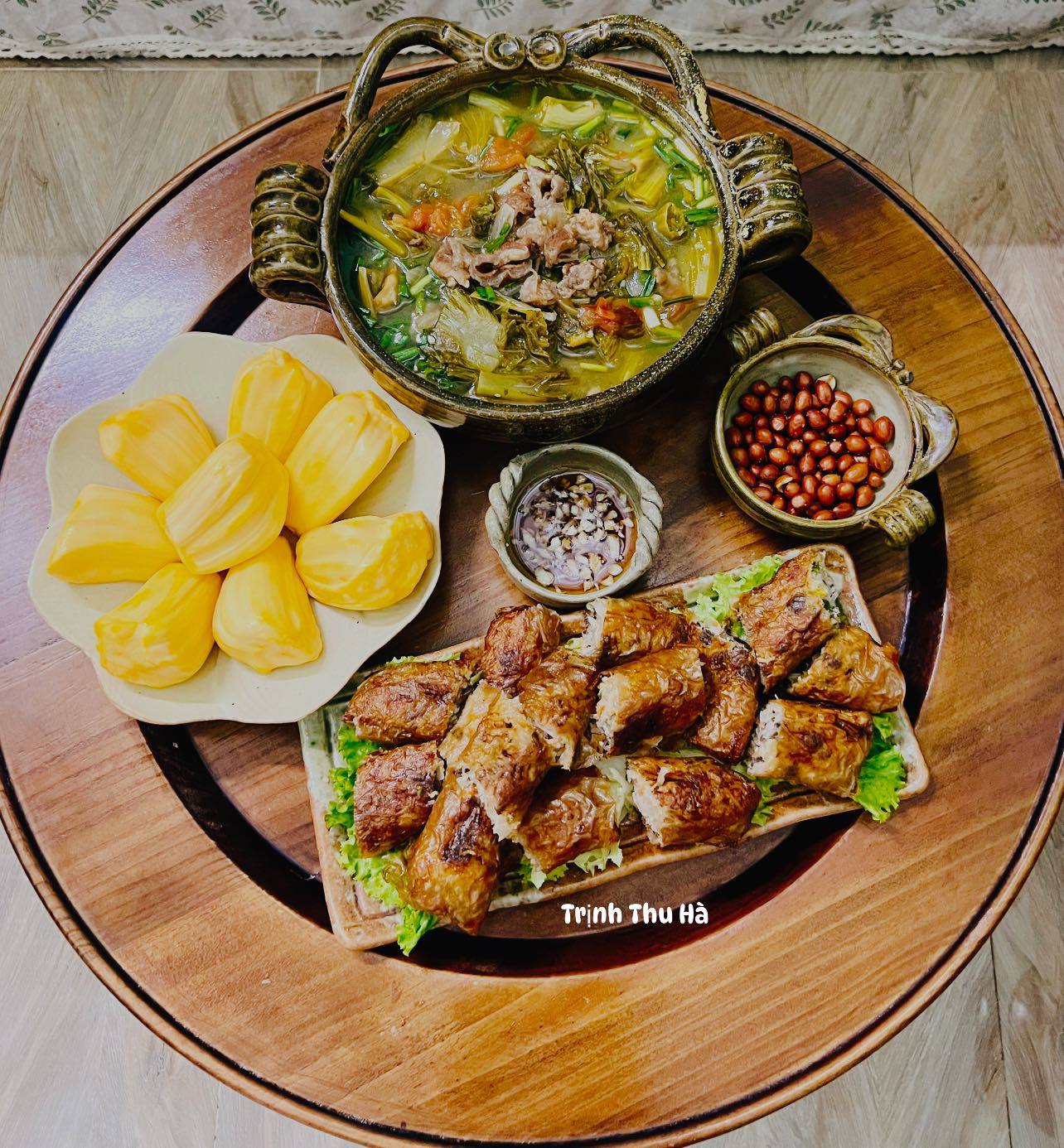 Canh sườn bò dưa chua - Nem rán - Lạc rang - Mít 