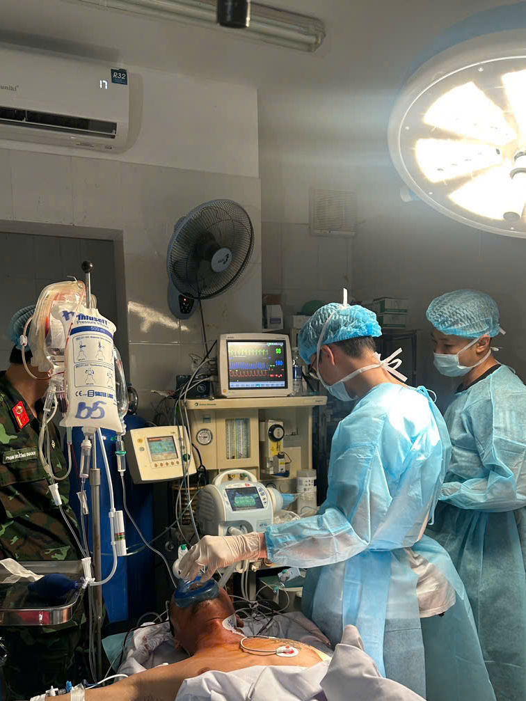Thực hiện thành công ca đại phẫu mở khoang lồng ngực đầu tiên ở Bệnh xá đảo Trường Sa - Ảnh 1.