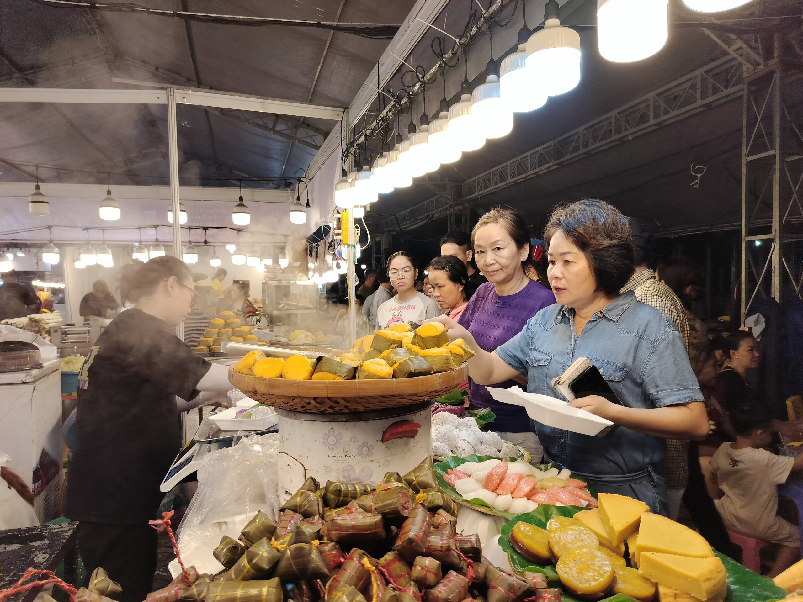 Thực khách choáng ngợp trong đêm khai mạc Lễ hội Ẩm thực chay 2025 1 Thực khách choáng ngợp trong ngày khai mạc Lễ hội Ẩm thực chay 2025 - Ảnh 1.