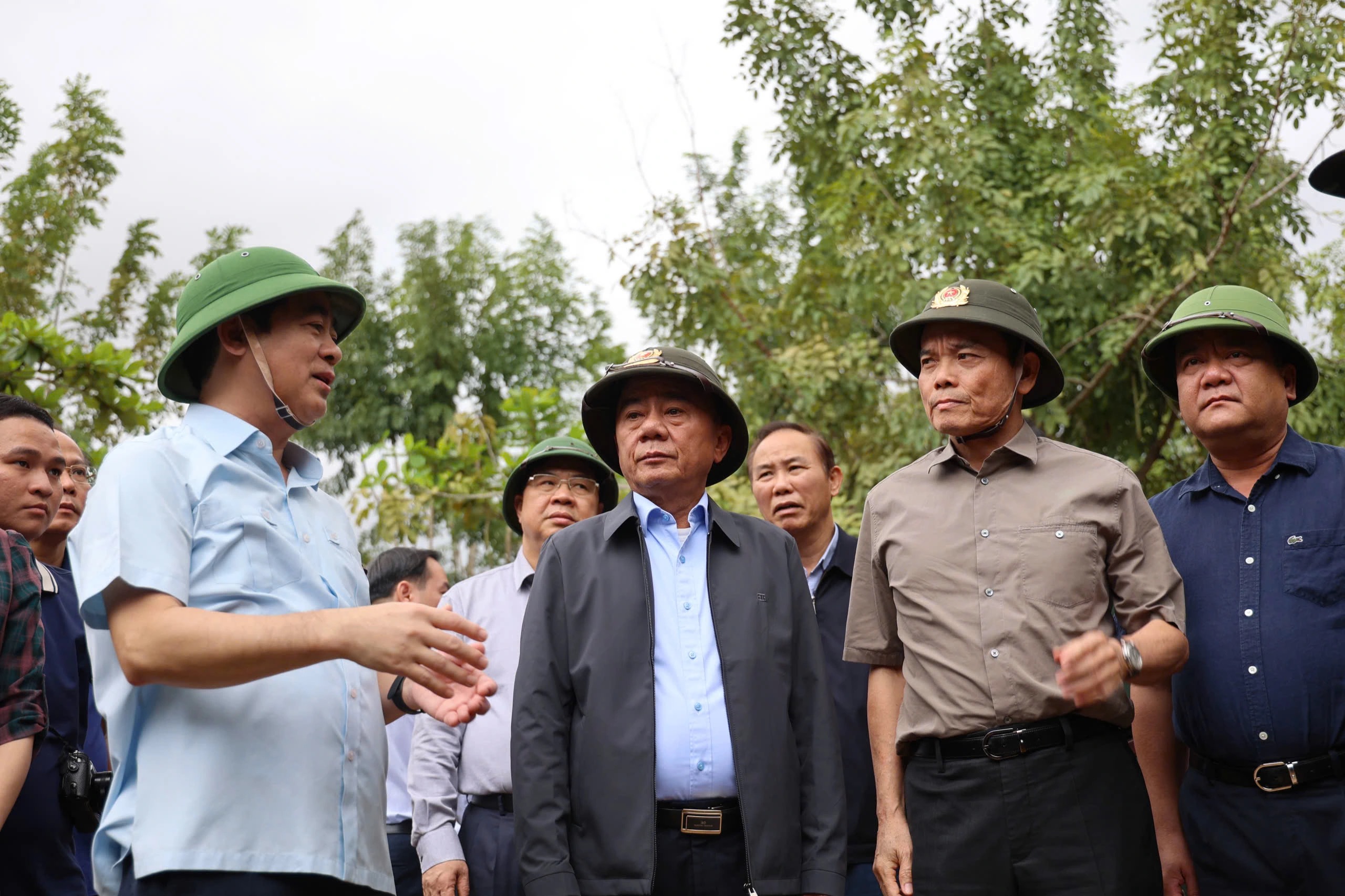 Thường trực Ban Bí thư trao 20 tỉ đồng giúp Khánh Hòa, TP.HCM hỗ trợ 50 tỉ- Ảnh 1. Thường trực Ban Bí thư trao 20 tỉ đồng giúp Khánh Hòa, TP.HCM hỗ trợ 50 tỉ- Ảnh 1.