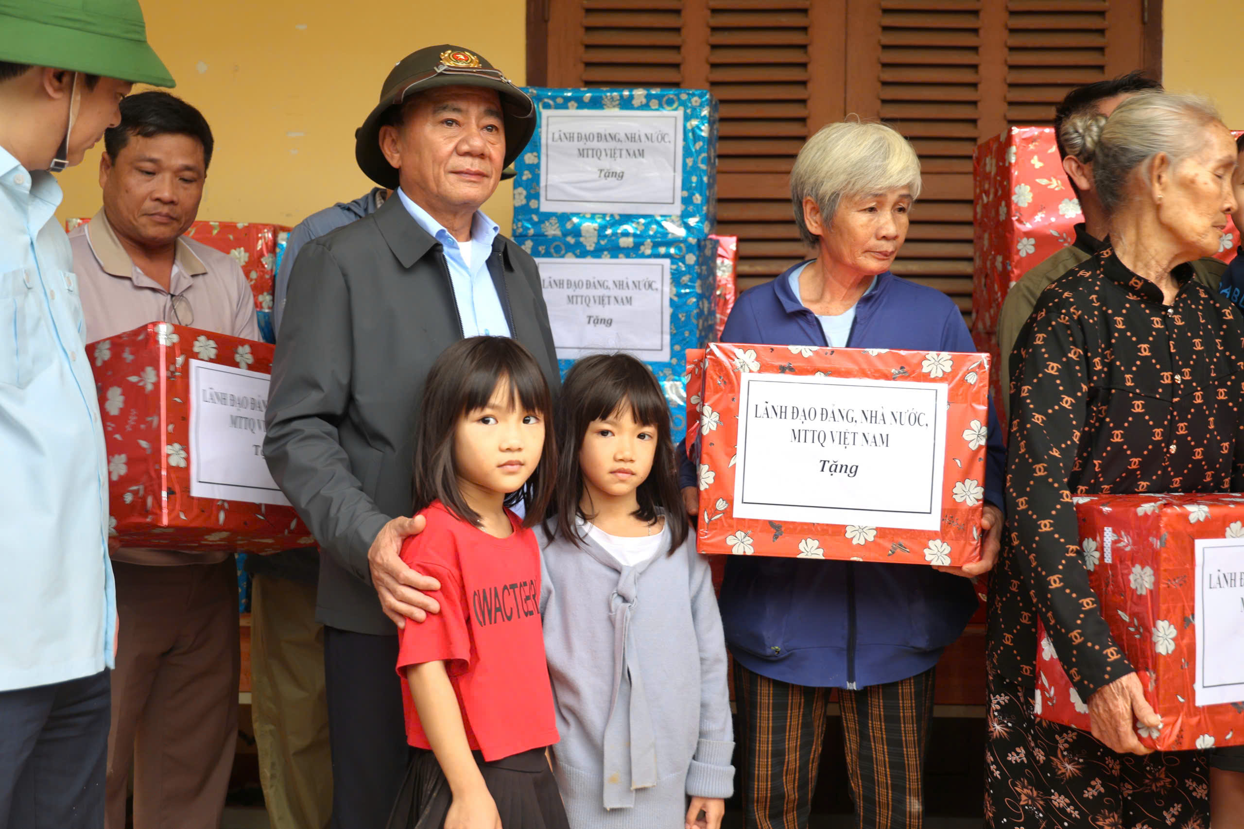 Thường trực Ban Bí thư trao 20 tỉ đồng giúp Khánh Hòa, TP.HCM hỗ trợ 50 tỉ- Ảnh 2. Thường trực Ban Bí thư trao 20 tỉ đồng giúp Khánh Hòa, TP.HCM hỗ trợ 50 tỉ- Ảnh 2.