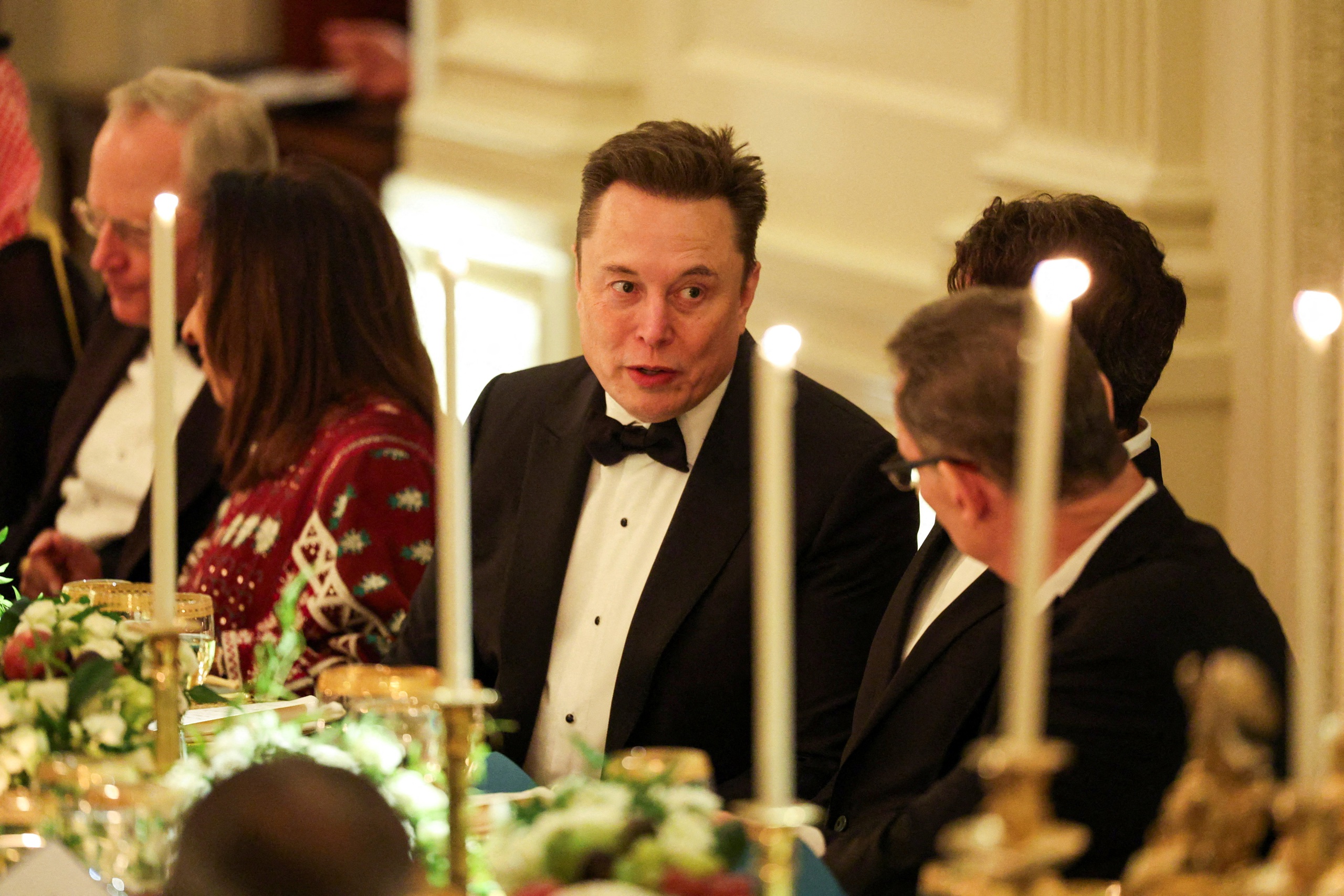 Tỉ phú Elon Musk dự tiệc tối với ông Trump và Thái tử Ả Rập Xê Út - Ảnh 1.