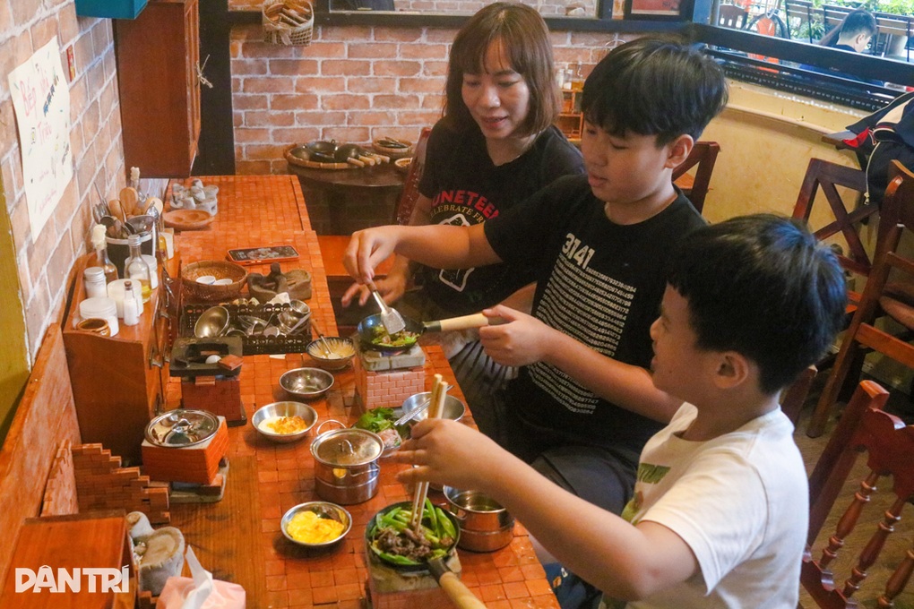 Tiệm cà phê cho khách chơi đồ hàng, nấu ăn thật gây sốt tại TPHCM - 1