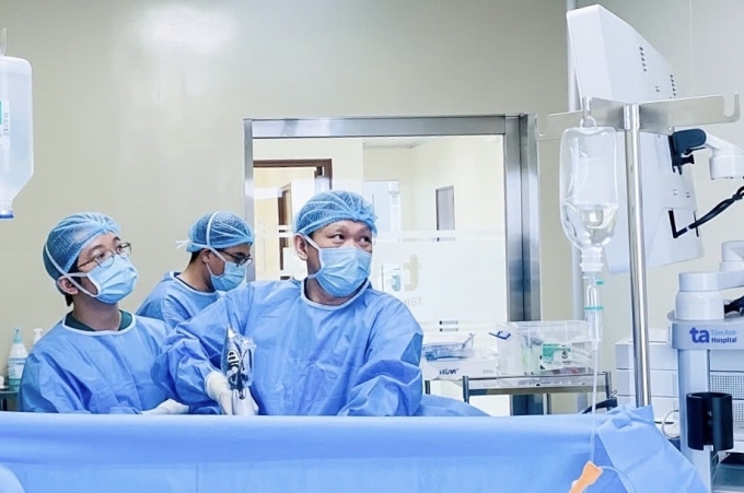 Bác sĩ Cương (ngoài cùng bên phải) cùng êkíp thực hiện thủ thuật Rezum điều trị phì đại tuyến tiền liệt cho ông Lý. Ảnh: Bệnh viện Đa khoa Tâm Anh
