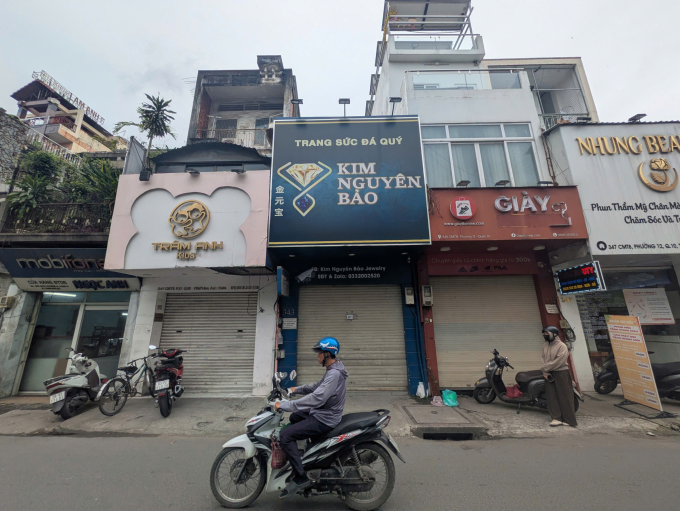 Tiệm vàng Kim Nguyên Bảo đóng cửa nhiều ngày qua, khách không thể liên lạc. Ảnh: Nhật Vy