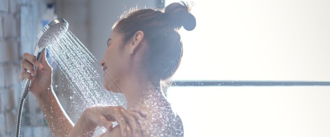 Tắm nước nóng quá lâu khiến da mất độ ẩm, trở nên khô ráp, đẩy nhanh tốc độ lão hóa.