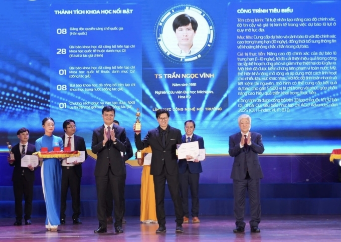 TS Trần Ngọc Vĩnh nhận giải thưởng Quả cầu vàng cuối tháng 10. Ảnh: Nhân vật cung cấp