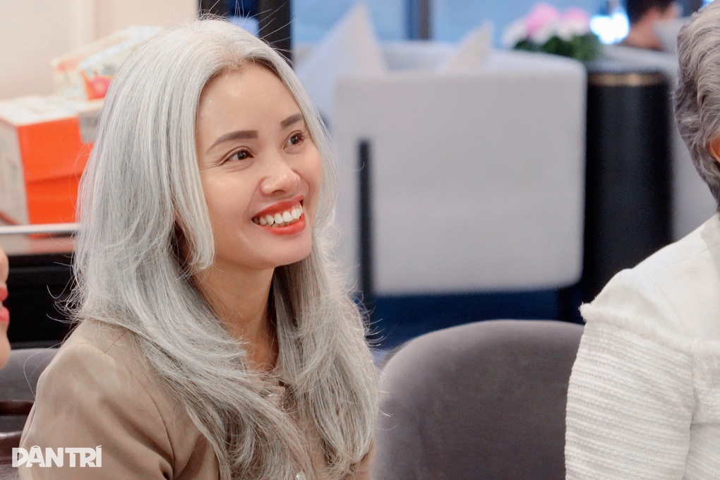 Tiết lộ thú vị về hội chị em tóc bạc chất chơi nhất Hà Nội - 1