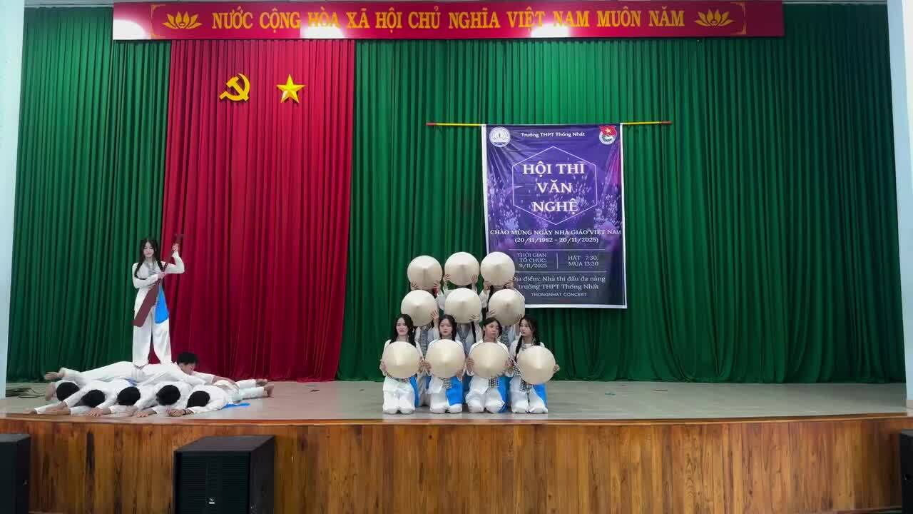 Tiết mục múa mừng 20/11 của học sinh gây sốt