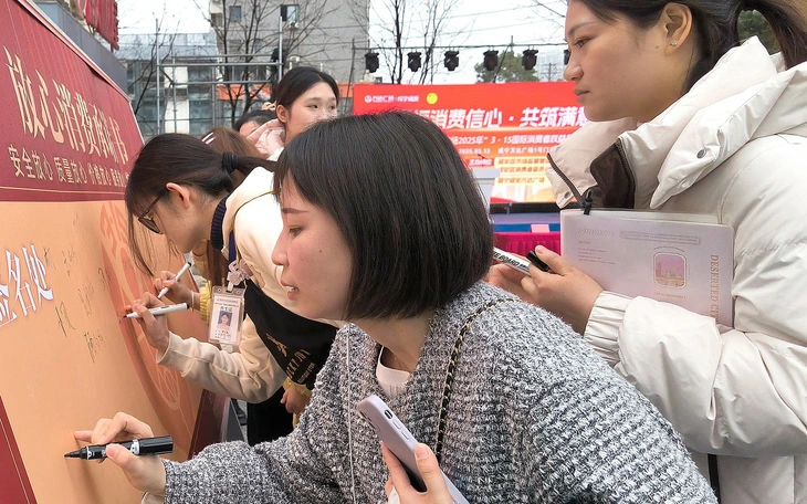 Tiêu dùng Trung Quốc mất đà, giảm tốc dài nhất kể từ sau đại dịch COVID-19 - Ảnh 3.