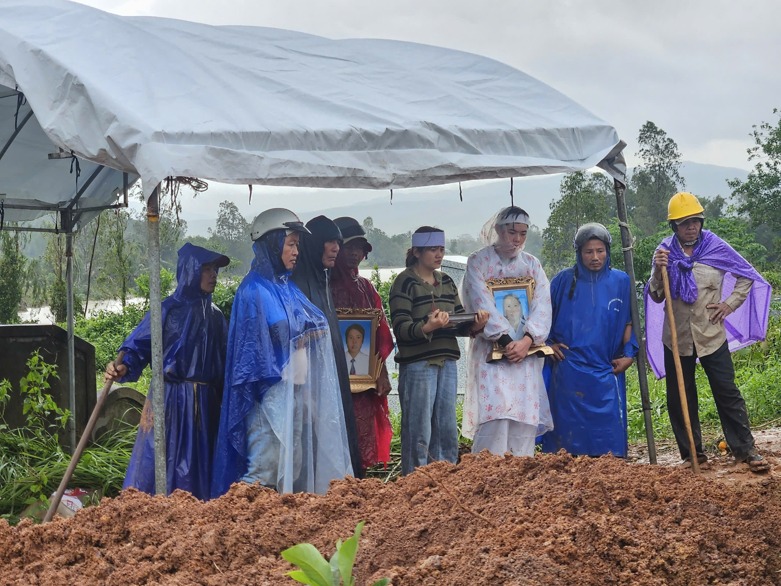 Tin đồn thất thiệt trong lũ lụt Đắk Lắk gây hoang mang và mất mát lớn - Ảnh 1. Tin đồn thất thiệt trong lũ lụt Đắk Lắk gây hoang mang và mất mát lớn - Ảnh 1.