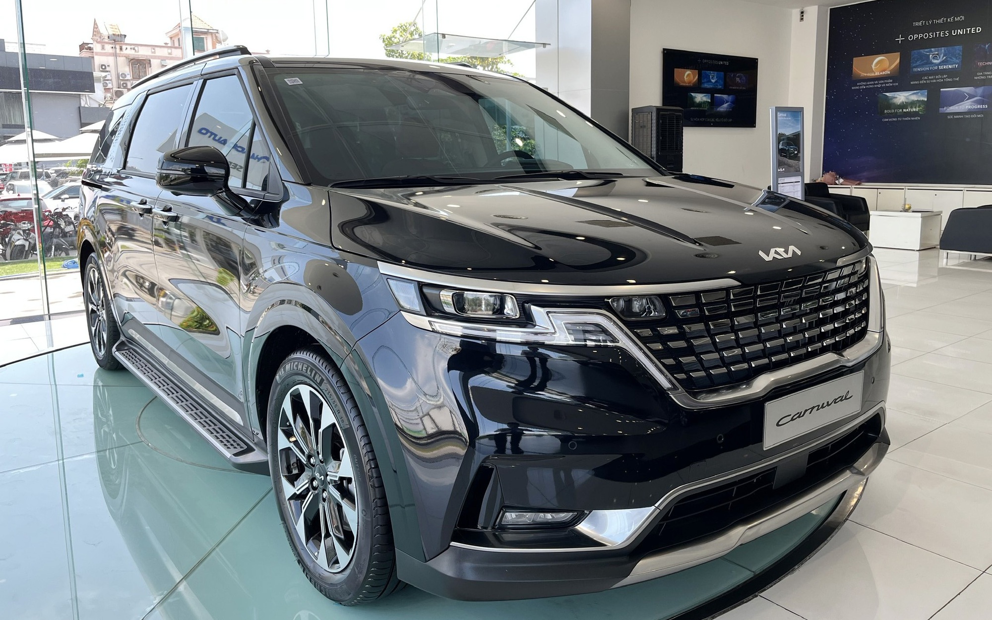 Kia Carnival - Ảnh 1.