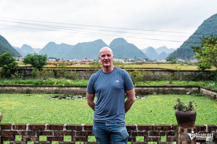 Nam du khách Ireland say mê khung cảnh của ngôi làng ở Lạng Sơn. Ảnh: Nguyễn Huy