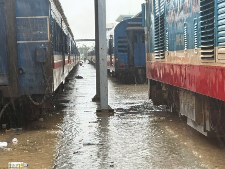 Tình huống khó quên của 2 khách Tây đi tàu bị mắc kẹt trong mưa lũ 3 Hình ảnh tàu khách nằm chờ tại các ga dọc tuyến miền Trung - Khánh Hòa do mưa lũ. Ảnh: VNR.