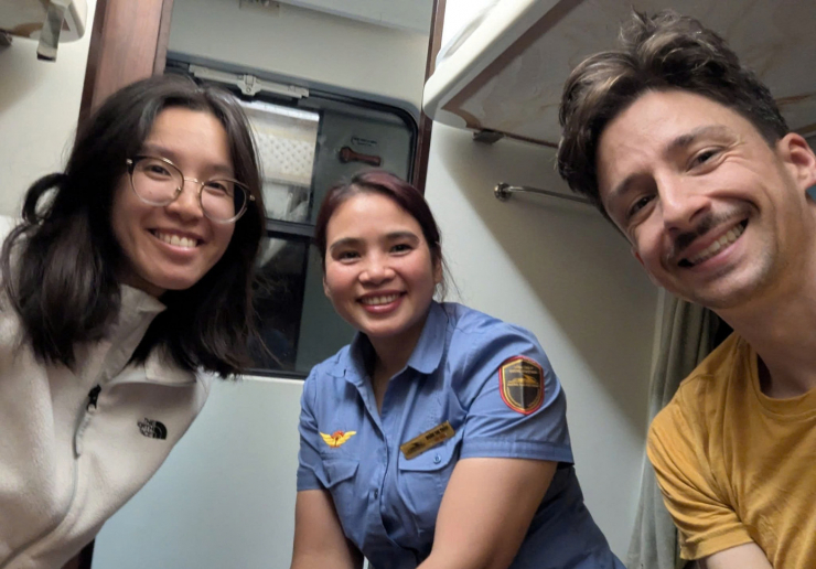 Tình huống khó quên của 2 khách Tây đi tàu bị mắc kẹt trong mưa lũ 1 Chị Đặng Thị Thảo và 2 hành khách nước ngoài. Ảnh: VNR.