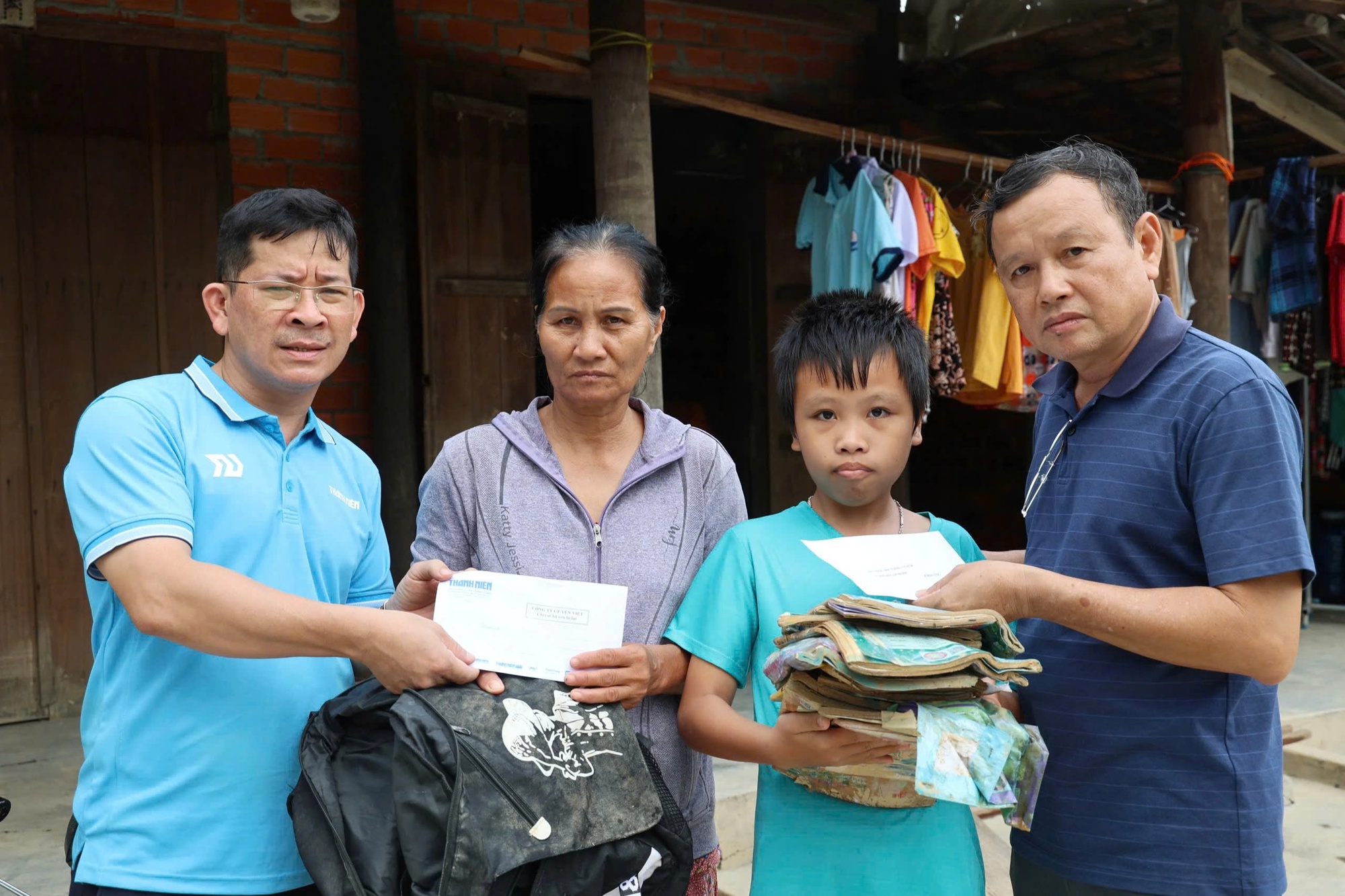 Tình người thắp sáng nơi rốn lũ - Ảnh 1. Tình người thắp sáng nơi rốn lũ - Ảnh 1.