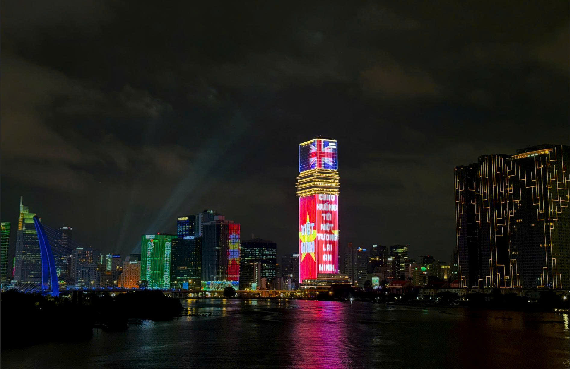 Tỏa sáng rực rỡ quốc kỳ trong tuần lễ hữu nghị Việt - Anh tại tòa tháp Saigon Marina IFC 1 Tỏa sáng rực rỡ quốc kỳ trong tuần lễ hữu nghị Việt - Anh tại tòa tháp Saigon Marina IFC - Ảnh 1.