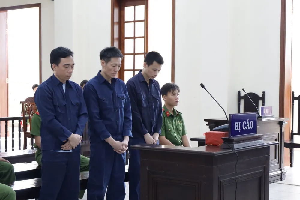 Các bị cáo nghe tòa tuyên án chiều 20-11. Ảnh: NHẪN NAM tuyen-an-thuyen-truong-tham-o-104-000-lit-xang.jpg