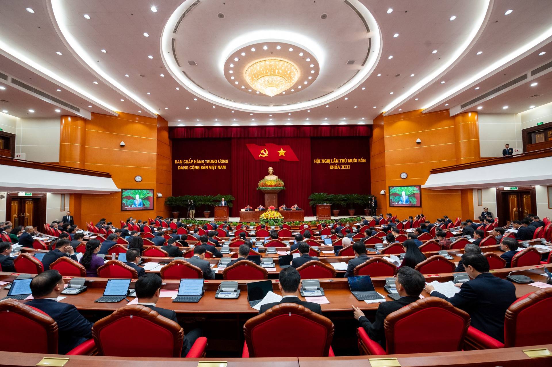 Toàn cảnh Hội nghị Trung ương 14 bàn chuyện chọn nhân sự cho khóa mới - 1