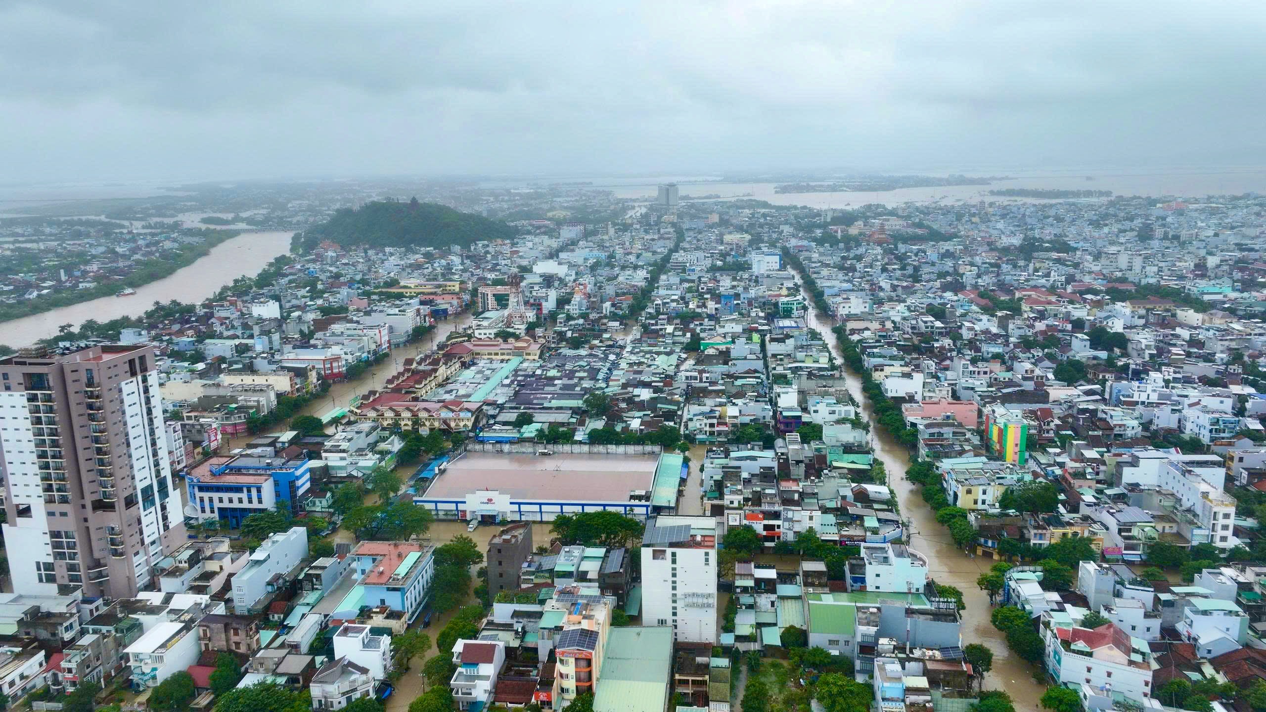 Toàn cảnh đô thị Tuy Hòa bị ngập lũ nhìn từ trên cao- Ảnh 1.
