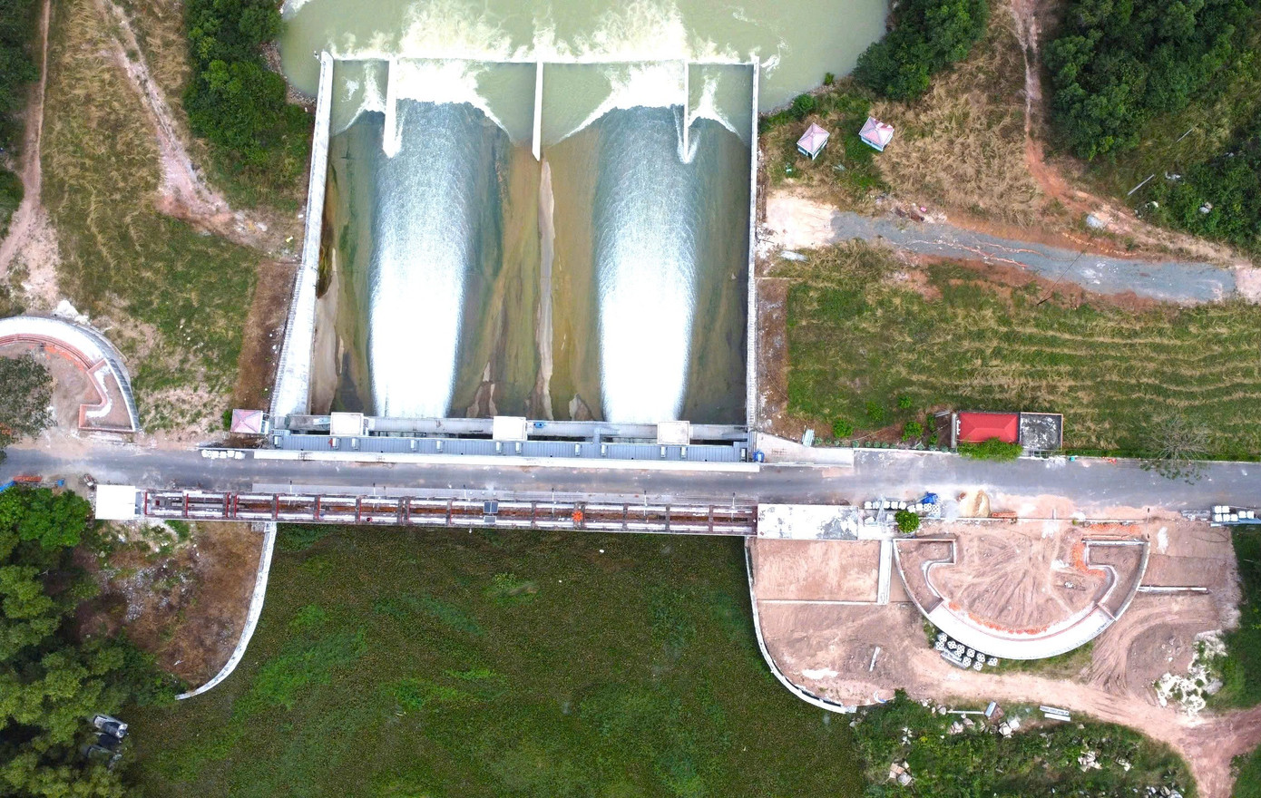 Toàn cảnh hồ nước nhân tạo lớn nhất Đông Nam Á khiến người dân thấp thỏm khi xả lũ- Ảnh 1.