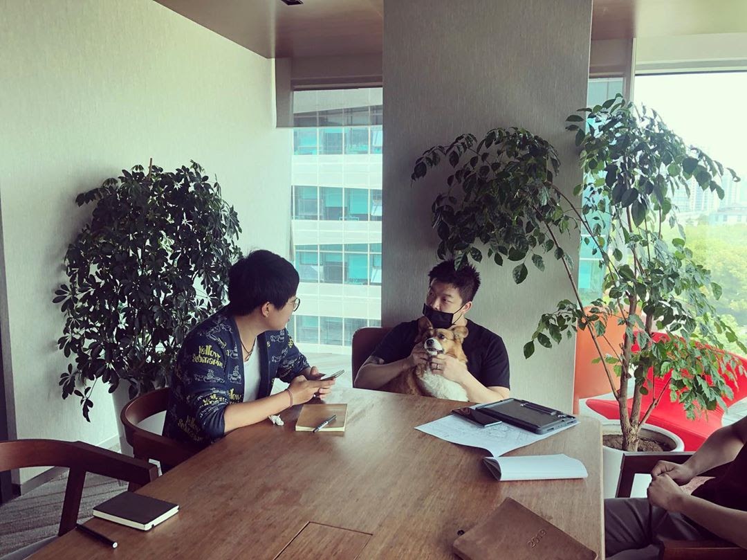 Tôi chỉ nhặt giúp một tờ giấy rơi trước cửa phòng sếp, ai ngờ sự nghiệp đổi hướng từ đó- Ảnh 1.