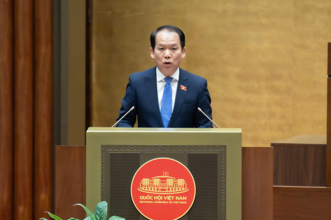 Chủ nhiệm Ủy ban Pháp luật và Tư pháp Hoàng Thanh Tùng trình bày báo cáo tiếp thu giải trình trước khi thông qua dự Luật. Ảnh: Hoàng Phong