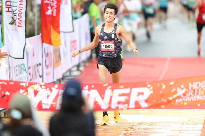 Huỳnh Anh Khôi vô địch ở giải Cần Giờ Marathon hồi cuối tháng 9. Ảnh: Quỳnh Trần