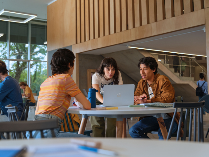 Học sinh, sinh viên sử dụng laptop HP trong học tập. Ảnh: HP