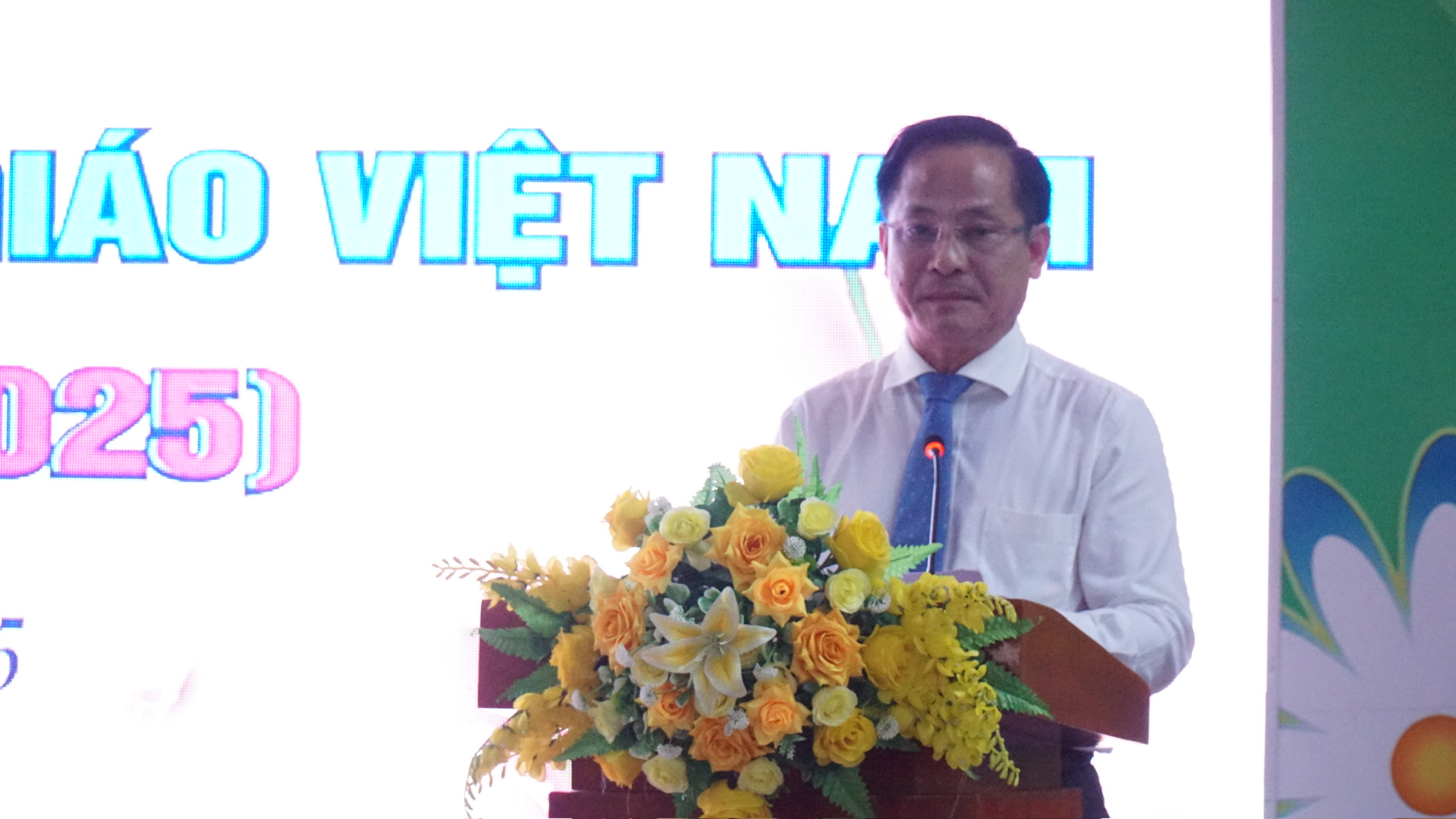 Nhiều địa phương tri ân đội ngũ nhà giáo nhân kỉ niệm 43 năm Ngày Nhà giáo Việt Nam - Ảnh 1.