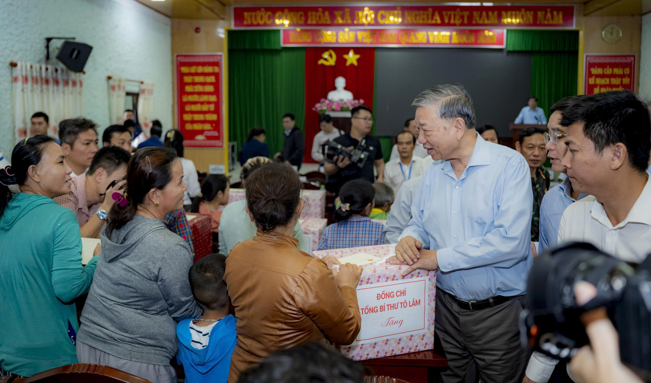 Tổng Bí thư Tô Lâm thăm hỏi, động viên và tặng quà người dân bị ảnh hưởng bởi lũ lụt ở Huế 1 Tổng Bí thư Tô Lâm thăm hỏi, tặng quà người dân bị lũ lụt ở Huế - Ảnh 1.