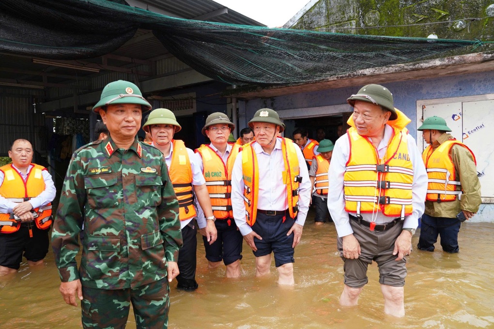 Tổng Bí thư Tô Lâm thăm, tặng quà người dân vùng lũ tại thành phố Huế - 1