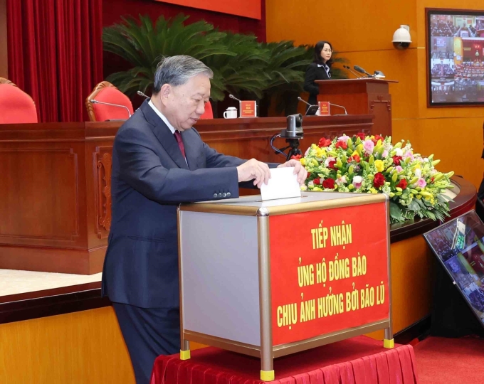 Tổng Bí thư Tô Lâm quyên góp ủng hộ người dân bị ảnh hưởng bởi bão lũ, sáng 24/11. Ảnh: TTXVN