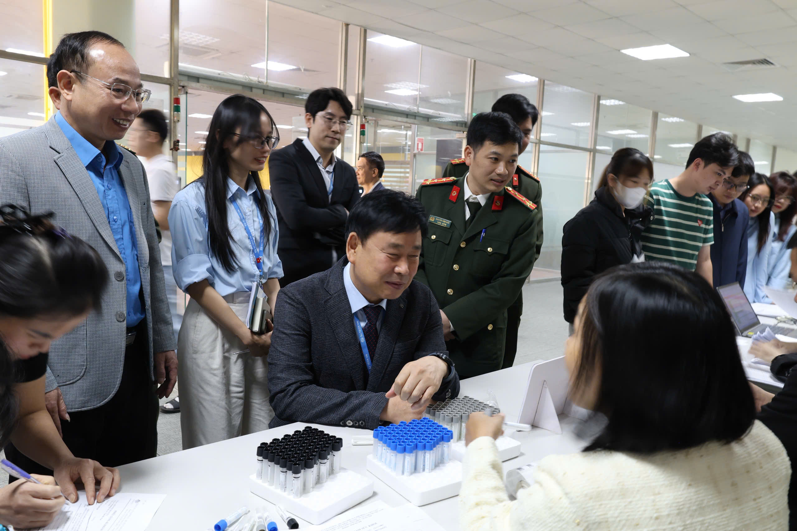 Tổng Liên đoàn và Bộ Công an tổ chức khám bệnh miễn phí cho 15.000 công nhân ở 7 tỉnh, thành - Ảnh 1.