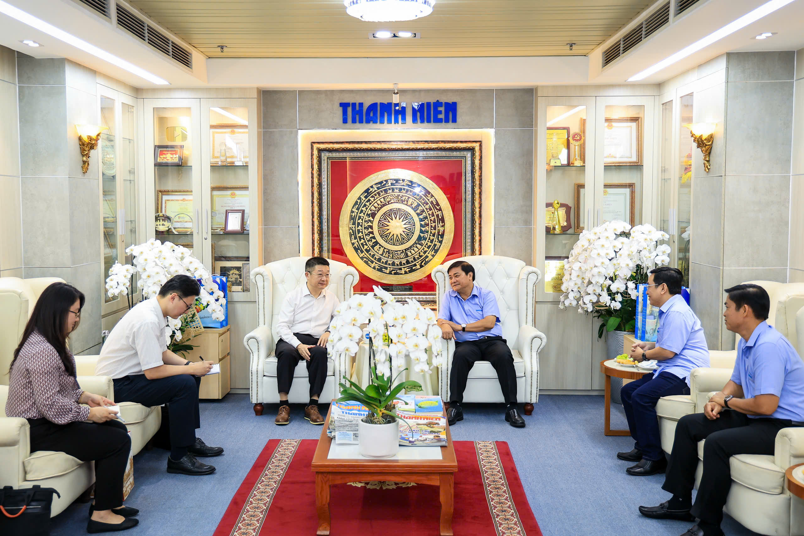 Tổng lãnh sự Trung Quốc thăm Báo Thanh Niên - Ảnh 1.