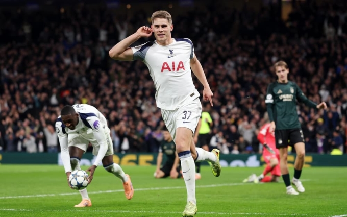 Van de Ven (số 37) mừng bàn thắng nâng tỷ số lên 3-0, trên sân Tottenham Hotspur, London, Anh hôm 4/11. Ảnh: Reuters
